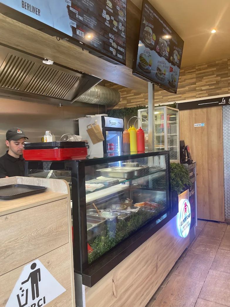 Comptoir et écrans de la carte à l'intérieur du Petit Chef