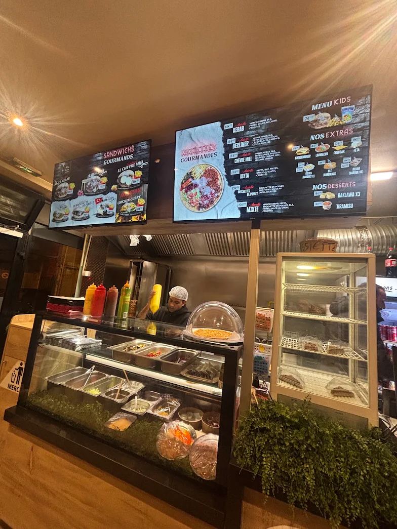 Vitrine et présentation des plats au comptoir du Petit Chef